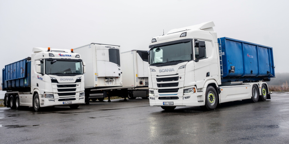 LOKALT: De to nye elektriske Scania krokbilene skal gå lokalt i Innlandet for Litra. Den første skal kjøre bioavfall fra Nortura sitt anlegg vegg i vegg med Litras hovedkontor.