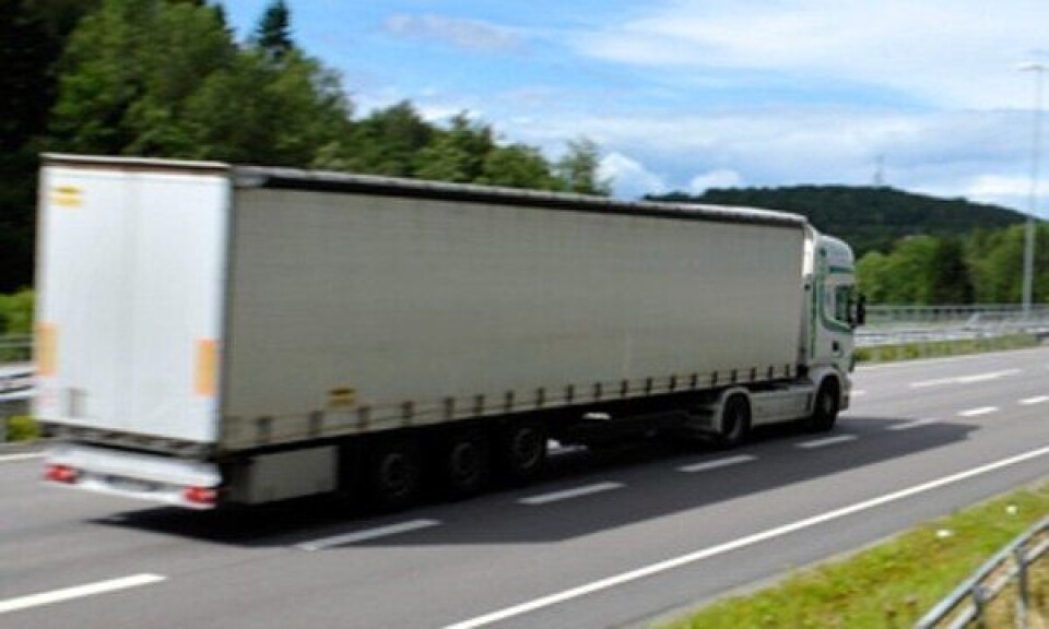 Veier lastebiler i fart