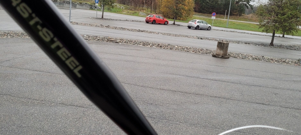 Kom inn med balltre i ruta