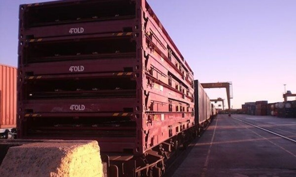 Bretter sammen tomme containere