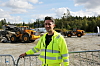 Mann i gul synlighetsjakke foran Volvo-hjullastere på et gruslagt utstillingsområde i Drøbak.