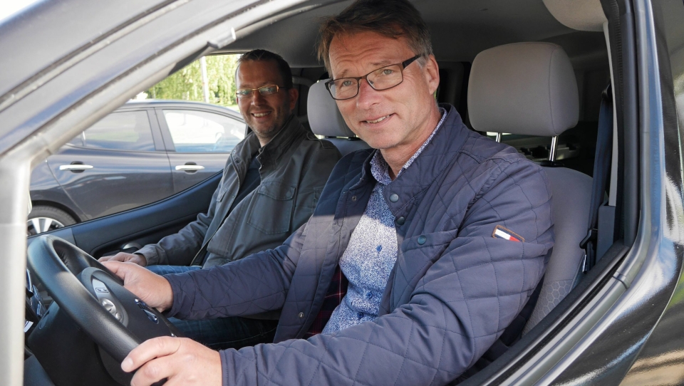 GRØNN DUO: Sture Portvik og Oslo kommune er i førersetet når det gjelder elbiltilrettelegging, mens Petter Haugneland i Norsk elbilforening er fornøyd passasjer.