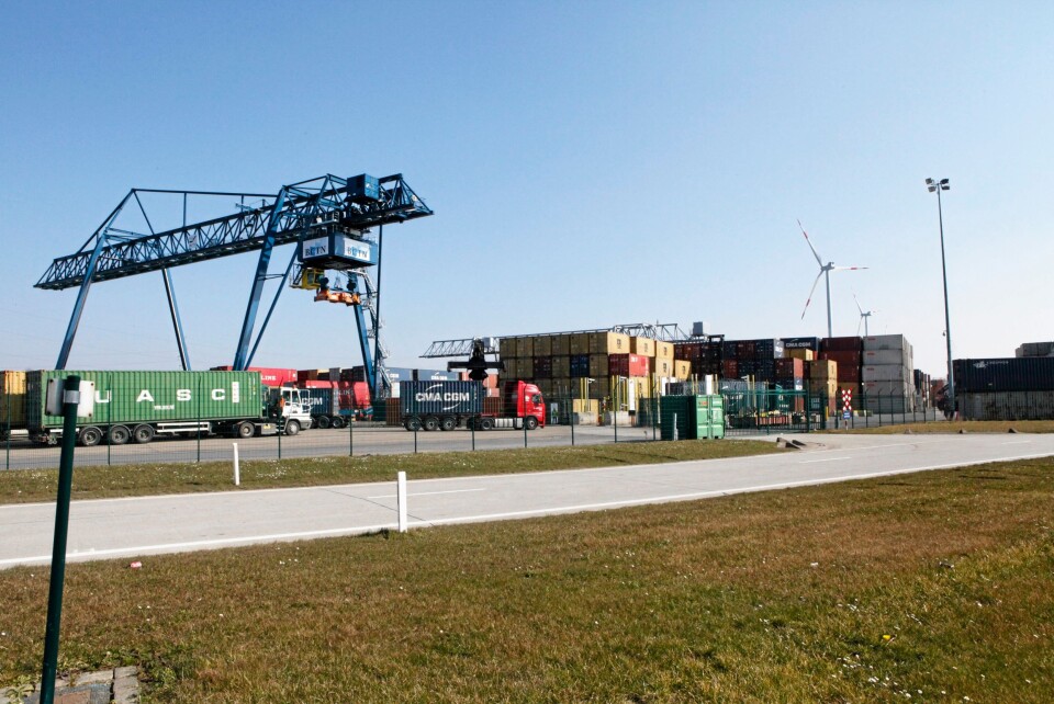 EGEN HAVN: Nike har egen containerhavn på anlegget. Hver dag anløper ca. 50 TEUs med sko og klær fra fabrikkene i Asia.