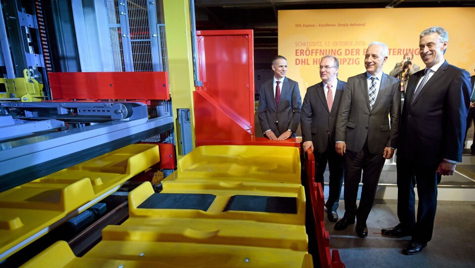 DHL-sjefene og lokale politikere inspiserer det nye anlegget under åpningen tidligere denne uken. Fra venstre: Ralph Wondrak, sjef ved DHL i Leipzig, Reiner Haseloff, ministerpresident i Sachsen-Anhalt, Sanlislav Tillich, ministerpresident i Fristaden Sachsen og Frank Appel, CEO i Deutsche Post og Reiner Haseloff, Ministerpräsident des Landes Sachsen-Anhalt, Stanislaw Tillich, Ministerpräsident des Freistaates Sachsen, Frank Appel, Vorstandsvorsitzender Deutsche Post DHL Group (v.l.).Foto: Volker Hartmann/DHL DHL Hub leipzig åpning. DHL-sjefene og lokale politikere inspiserer det nye anlegget under åpningen tidligere denne uken. Fra venstre: Ralph Wondrak, sjef ved DHL i Leipzig, Reiner Haseloff, ministerpresident i Sachsen-Anhalt, Sanlislav Tillich, ministerpresident i Fristaden Sachsen og Frank Appel, CEO i Deutsche Post og Reiner Haseloff, Ministerpräsident des Landes Sachsen-Anhalt, Stanislaw Tillich, Ministerpräsident des Freistaates Sachsen, Frank Appel, Vorstandsvorsitzender Deutsche Post DHL Group (v.l.).Foto: Volker Hartmann/DHL DHL Hub leipzig åpning.