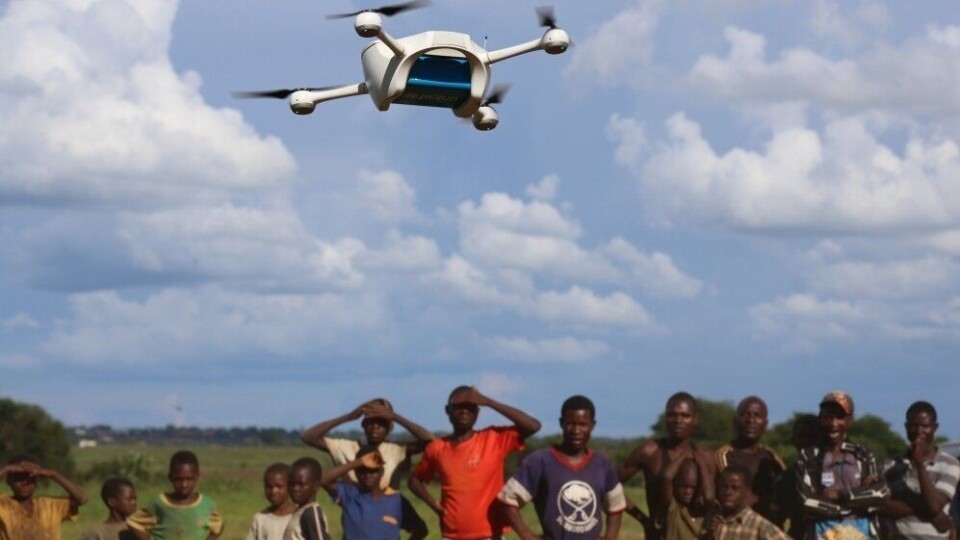 En drone ankommer med livsviktig medisin. (Foto: UNICEF/Khonje).