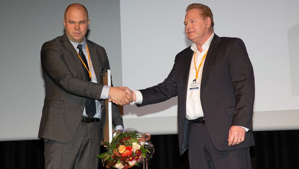 Administrerende direktør i DB  Schenker, Michael Holmstrøm (til høyre) gratulerer Jardar Andersen med årets forskningspris.