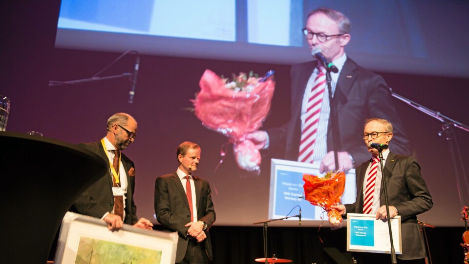 Transport og Logistikk 2016. HO Logistikk og Transports miljøpris for 2016 går til DHL Express Norway AS. Terje Aarbog (DHL), Are Kjensli (NHO) og Transport og Logistikk 2016. HO Logistikk og Transports miljøpris for 2016 går til DHL Express Norway AS. Terje Aarbog (DHL), Are Kjensli (NHO) og