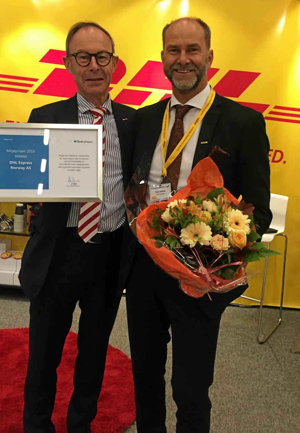 Morten Skurdal og Terje Aarbog DHL Express kunne glede seg over årets miljøpris på Transport og Logistikk-konferansen.