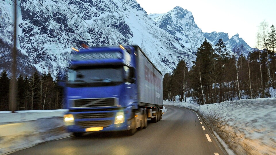 Vogntog på E136 i Romsdalen. Bar veg. Det rasfarlige fjellet Mannen i bakgrunnen