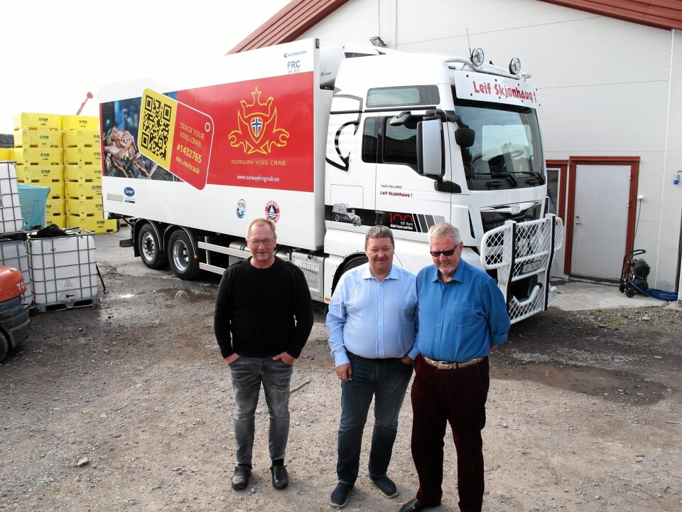 NØKKELPERSONER: Gruppebilde før start på 180 mil fra Finnmark til Nes i Akershus. F.v. lastebilsjåfør Per Anders Blanding, Svein Ruud, daglig leder i Norway King Crab, og Bjørn Engebretsen, hovedaksjonær og daglig leder i transportselskapet Leif Skjønhaug AS.