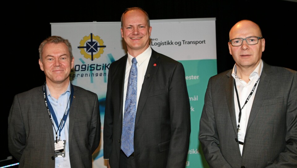 Samferdselsminister Ketil Solvik-Olsen sammen med Kurt Ommundsen (t.v.) og Jan Håvard Hatteland, henholdsvis ledere for regionforeningene i Logistikkforeningen.no og NHO Logistikk og Transport som står bak Logistikkdagen 2016 i Sandnes.Foto: Per Dagfinn Wolden Samferdselsminister Ketil Solvik-Olsen sammen med Kurt Ommundsen (t.v.) og Jan Håvard Hatteland, henholdsvis ledere for regionforeningene i Logistikkforeningen.no og NHO Logistikk og Transport som står bak Logistikkdagen 2016 i Sandnes.Foto: Per Dagfinn Wolden