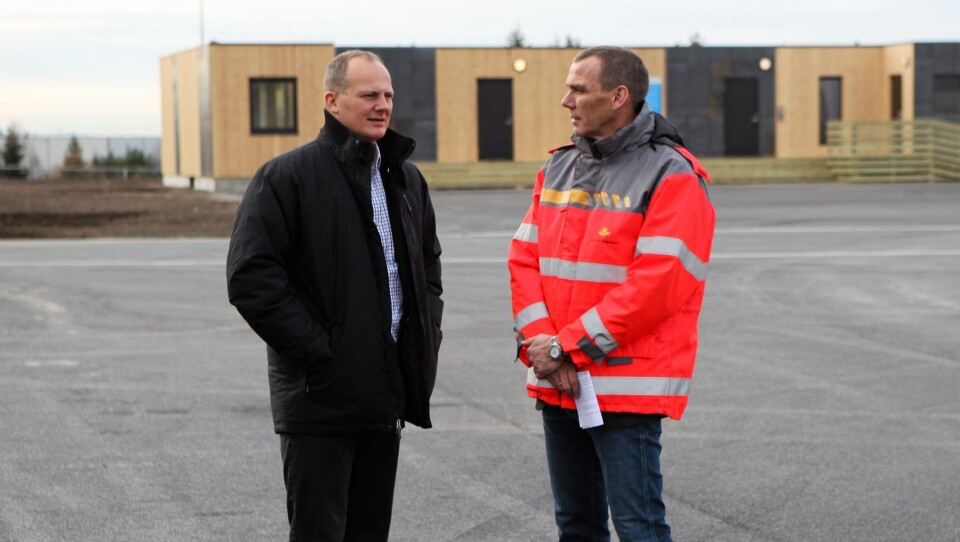 Samferdselsminister Ketil Solvik-Olsensammen med avdelingsdirektør i Statens vegvesen Nils Karbø.