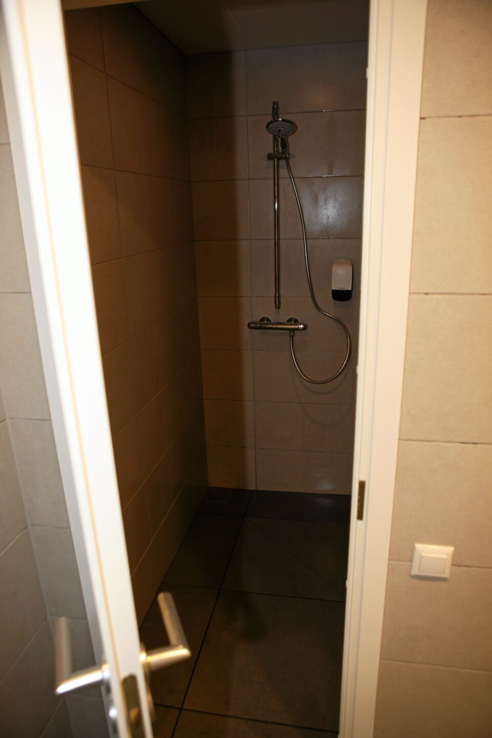 Dusjene for kvinner har dør med lås. Foto: Hans Kristian Barbøl.