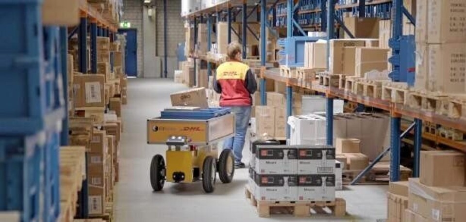 Robotvognen øker produktiviteten og assisterer terminalarbeideren.Foto: DHL. Robotvognen øker produktiviteten og assisterer terminalarbeideren.Foto: DHL.