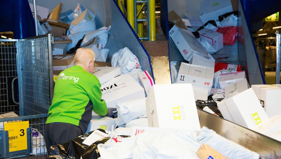Det flommer over av pakker på Postens godssenter i Oslo mandag. De aller fleste pakkene som ble bestilt på Black Friday går innom denne terminalen.