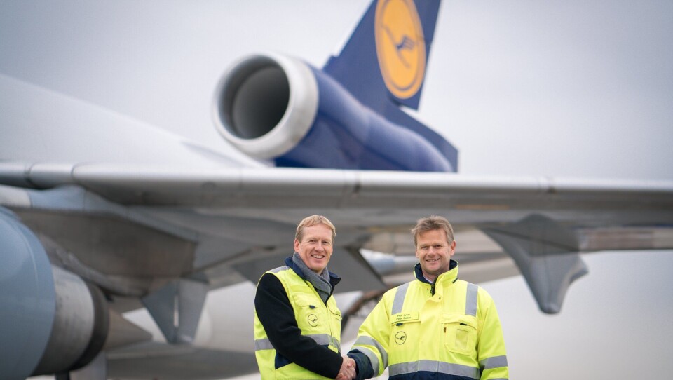 Christian Reuter, generalsekretær i tysk Røde Kors og Peter Gerber, CEO i LufthansaCargo foran et av Lufthansas MD-11 fraktfly.