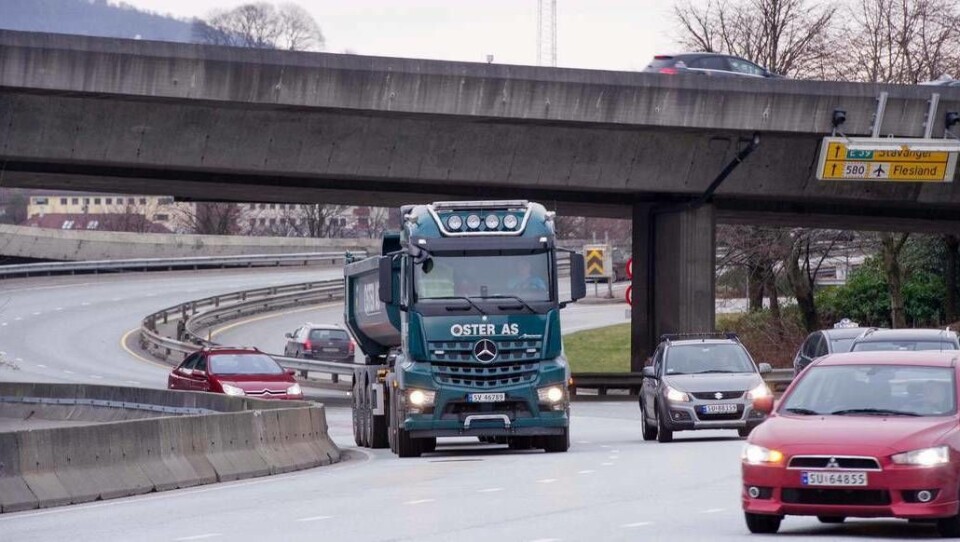 Politikerne i Bergen har nå lovhjemmel til å kreve inn 450 kroner i bompenger fra tunge kjøretøy i Bergen. Politikerne i Bergen har nå lovhjemmel til å kreve inn 450 kroner i bompenger fra tunge kjøretøy i Bergen.