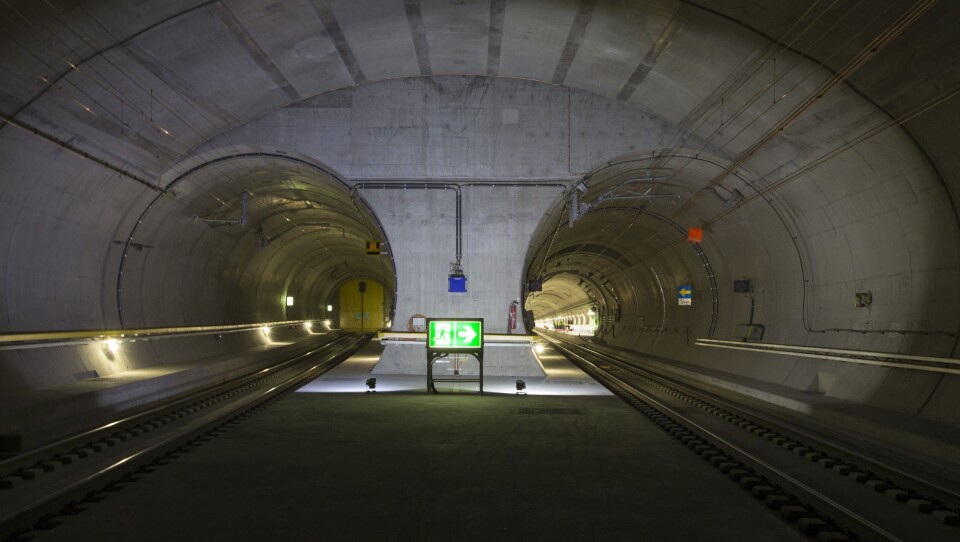 Passasjertog kommer til å bruke snaut 20 minutter på reisen gjennom den 57 kilometer lange tunnelen.