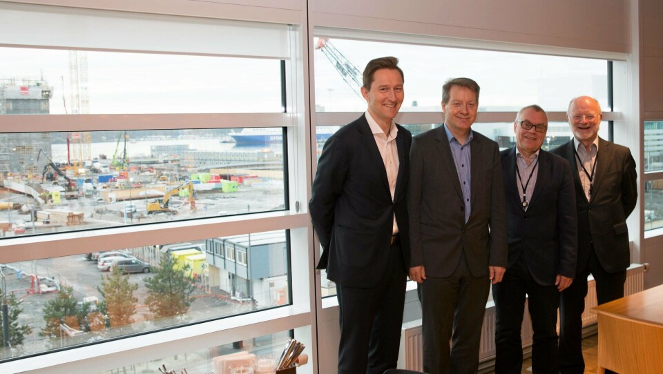MIDT I SMØRØYET: Flowchange har fått seg kontor midt mellom fjorden og sporene på Oslo S. Passende, siden firmaet i stor grad vil jobbe for å få gods på sjø og bane. Fra venstre: Roger Kormeseth, Geir Berg, Hans Kristian Haram og Erling Sæther.