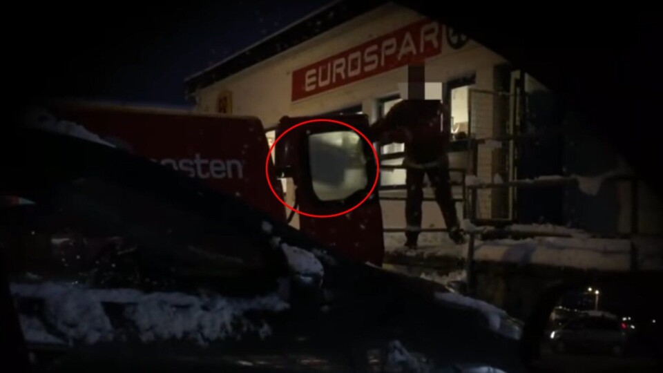 Her pælmer postmannen pakkene inn i bilen