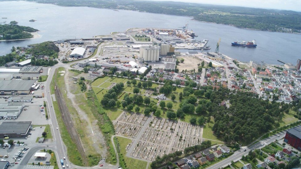 Larvik Havns nye jernbaneterminal blir liggende mellom Undersbo kirkegård og Elveveien. Larvik Havns nye jernbaneterminal blir liggende mellom Undersbo kirkegård og Elveveien.