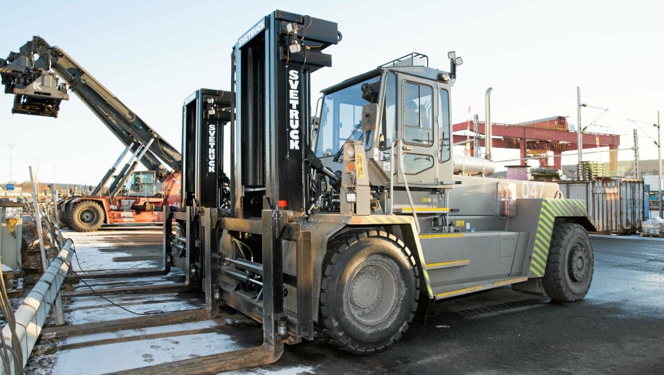 FLUNKENDE NYE: De nye 25-tonnerne fra Svetruck er klare for beinharde arbeidsuker på Alnabru-terminalen. FLUNKENDE NYE: De nye 25-tonnerne fra Svetruck er klare for beinharde arbeidsuker på Alnabru-terminalen.