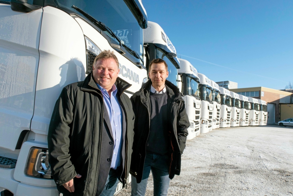 SPENNENDE: Runar Bakken (t.v) i Bama Logistikk og selger Roger Listul i Norsk Scania.