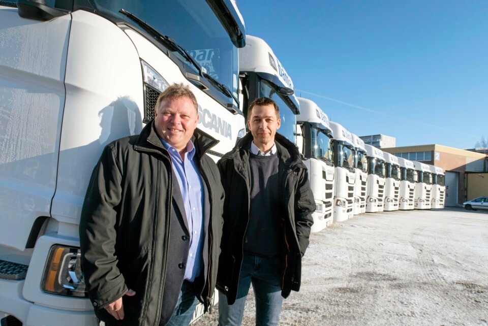 SPENNENDE: Runar Bakken (t.v) i Bama Logistikk og selger Roger Listul i Norsk Scania. SPENNENDE: Runar Bakken (t.v) i Bama Logistikk og selger Roger Listul i Norsk Scania.