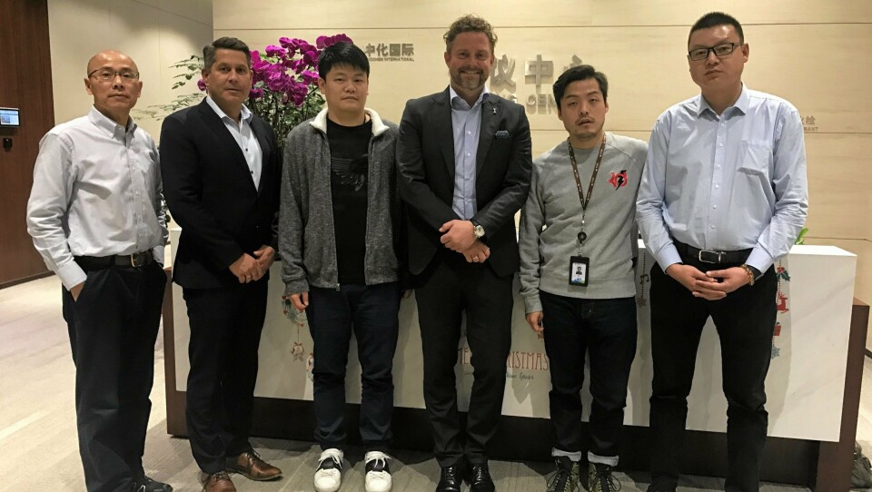 Samarbeidskonstellasjonen i Sinochem og ABAX består av (f.v.): Yaxin, Ping, Investor, Thomas Kvifte, Director, Customized Solutions, ABAX, Zhe Li, Assistant president, Guangdong Lin An Logistic Group, Bjørn Erik Helgeland, COO ABAX, Yang Sang, Manager, Container Tank Leasing, Sinochem og Huibing Zhu, Sales manager, ABAX.Foto: ABAX