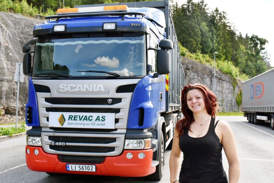 Jannike kjører gjenvinningsmateriale fra sørlandet og opp til Gudbrandsdalen og stortrives bak rattet på de aller største lastebilene.