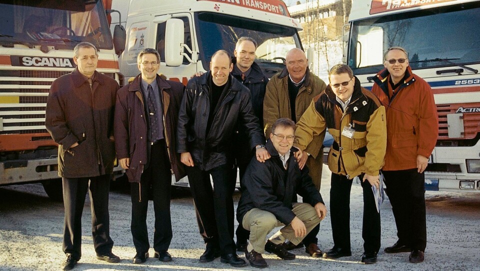 Etableringen av Multisped i 2002. Stående fra venstre: Erik Johansen, Raufoss United, Sverre Narvesen, Raufoss Industripark, Maarten Bech, Schenker, Roy Jakobsen, Hydro Automotive Structures, Per Anton Røise, LRN Transport, Terje Eriksen, Toten Transport, Iver Myrhaugen, Nammo. Foran Stig Morten Pedersen, daglig leder i det nyetablerte selskapet, Multisped AS. Foto: Per Dagfinn Wolden