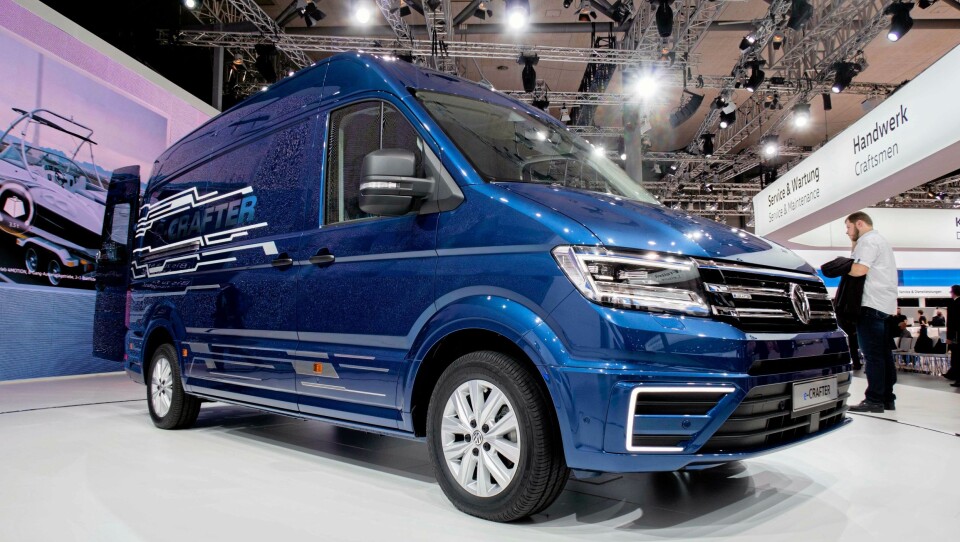 VW E-Crafter ble presentert på IAA 2016 i Hannover i fjor, og kommer for salg i år. Den har oppgitt rekkevidde på over 200 km og 1,7 tonn nyttelast. Kan det være bilen som får fart i salget av elektriske varebiler? VW E-Crafter ble presentert på IAA 2016 i Hannover i fjor, og kommer for salg i år. Den har oppgitt rekkevidde på over 200 km og 1,7 tonn nyttelast. Kan det være bilen som får fart i salget av elektriske varebiler?