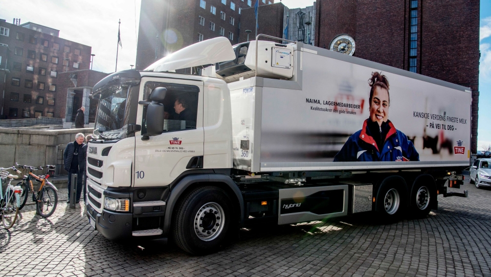 BYBIL: Tine ønsker å bidra til bedret luftkvalitet i Oslo, og tar i bruk sin første hybrid-lastebil.