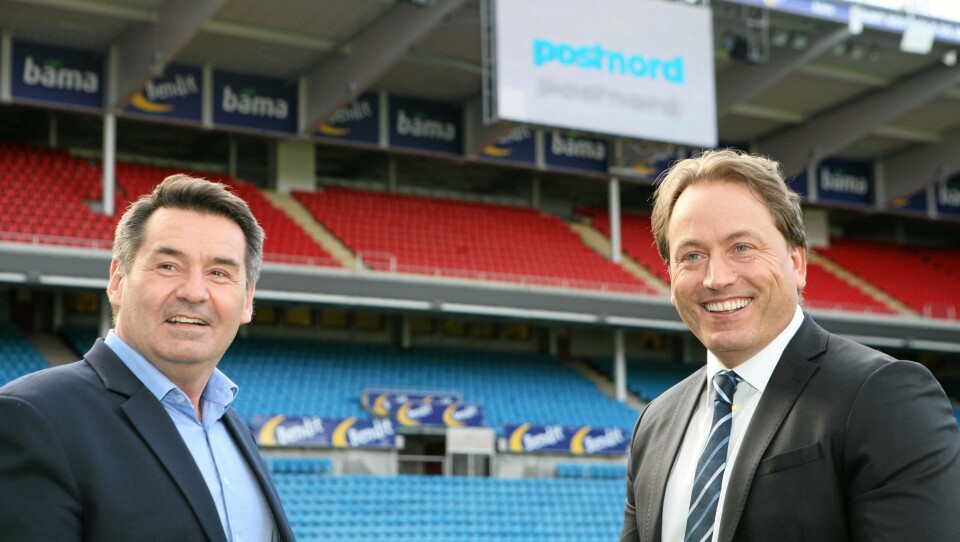 Lars Smith (t.v.) og Robin Olsen har spilt Futurum-ballen over til Ullevaal Stadion som har blitt den nye logistikkarenaen for PostNord. Foto: Per Dagfinn Wolden