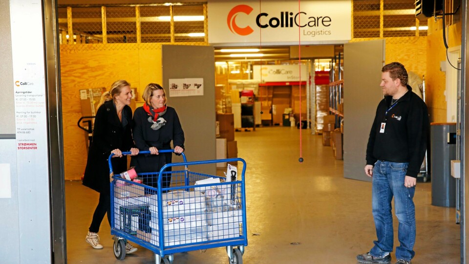 Sjef for varemottaket Bjørn Gunnar Ingolfson følger med på Cathrine Tyszko og Christina Haraldsen hos ColliCare, som nå overtar hele senterlogistikken. Sjef for varemottaket Bjørn Gunnar Ingolfson følger med på Cathrine Tyszko og Christina Haraldsen hos ColliCare, som nå overtar hele senterlogistikken.