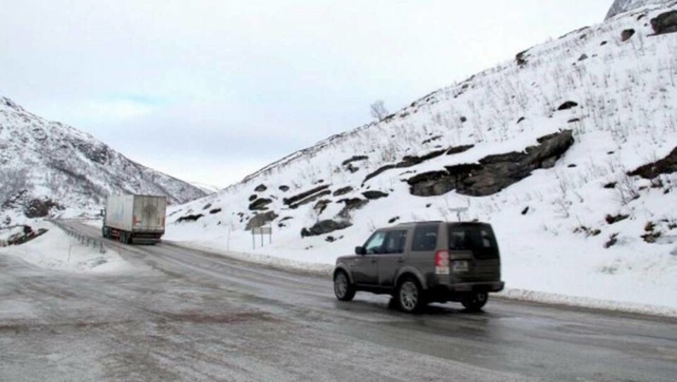Kjøretøy på vei opp Grøtfjordfjellet får forkjørsrett, mens kjøretøy motsatt vei får vikeplikt.