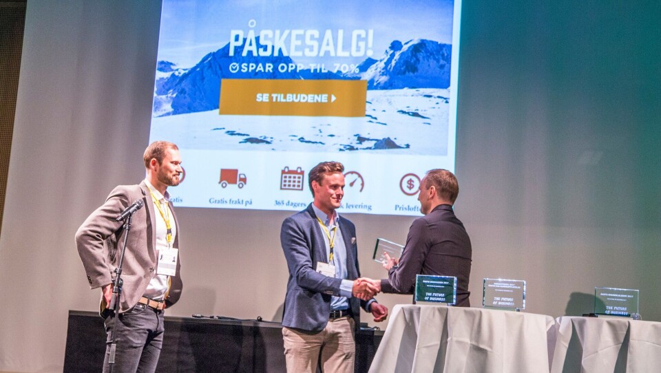 IKKE PÅ STEDET HVIL: Finn Magnus Torall (i midten) er utskrevet befal i Forsvaret. Nå er han logistikkprisvinner for sin innsats med nettbutikken Milrab.no.