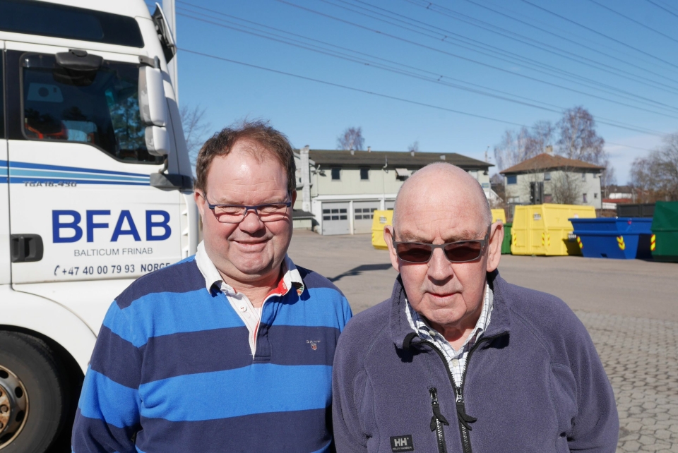 FAR OG SØNN: Mens Pål Kristiansen styrer containerdelen, tar far Jan Erik seg av transportfirmaet.
