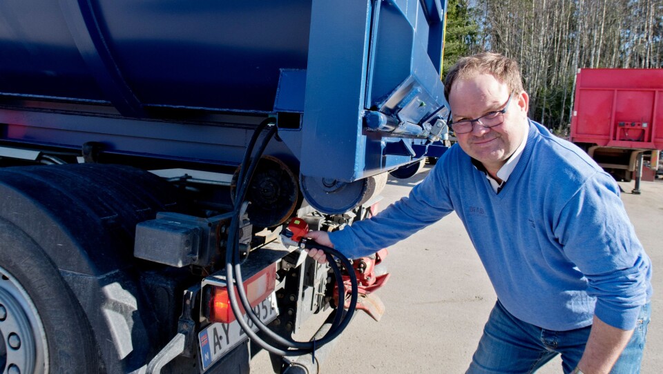 TO SYSTEM: BFAB kan nå levere opplegg for både luft og hydraulisk styring av baklem på krokkasse.