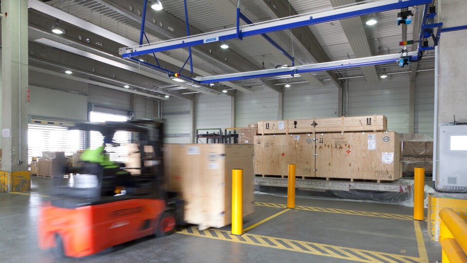 Når en truck kjører gjennom sonen i maks 0,5 meter per sekund, måles og veies lasten automatisk.