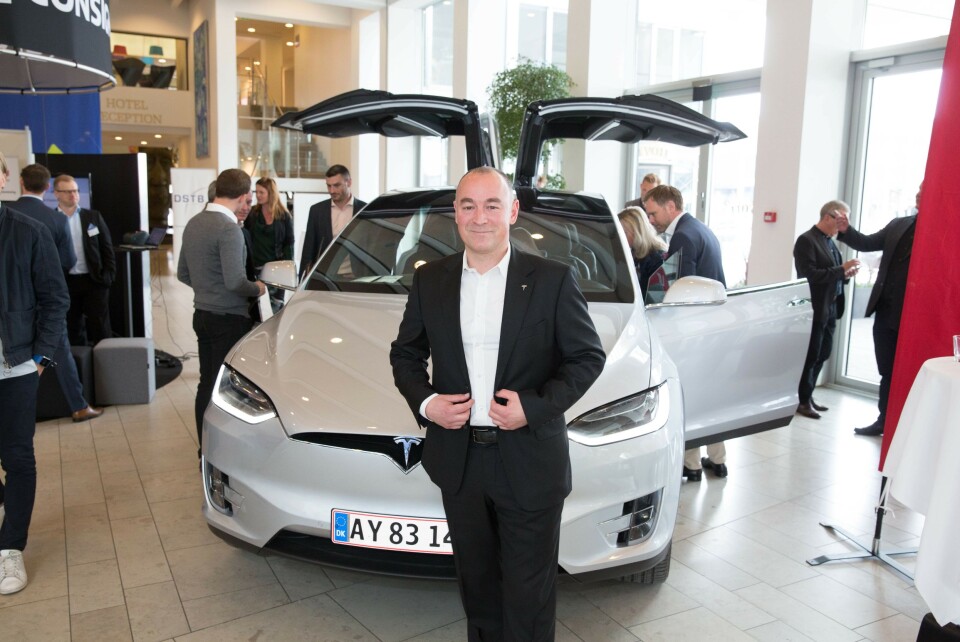 FLYR HØYT: Peter Bardenfleth-Hansen er Director of New Markets for EMEA (Europe, Middle East & Africa) hos Tesla. Han har tidligere vært Norden-sjef og håper Norge tar like godt imot Tesla Semi som vi har gjort med Teslas personbiler. Her foran en Tesla Model X under Nordic Delivery Conference i København.