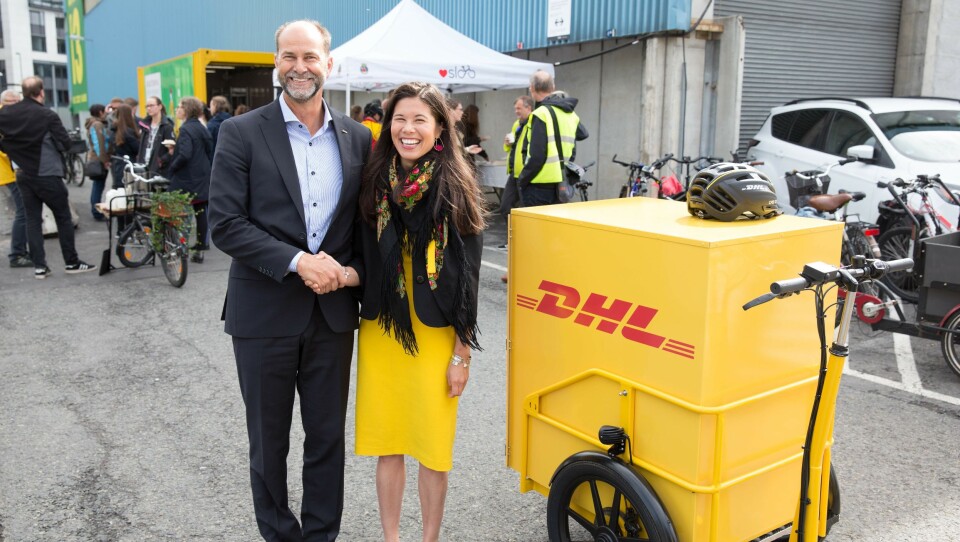 Miljøbyråd Lan Marie Nguyen Berg stilte i DHL-gul kjole da hun åpnet den nye mikroterminalen. Her sammen med DHL Express-sjef Terje Aarbog.