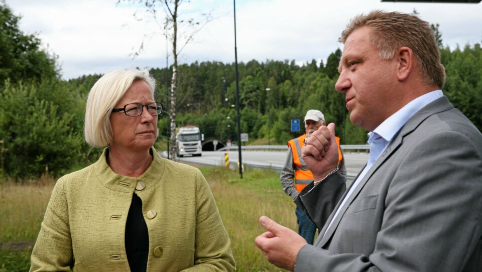 Geir A. Mo og tidligere samferdselsminister Marit Arnstad diskuterer bru eller tunnel over Oslofjorden. Foto: Per Dagfinn Wolden