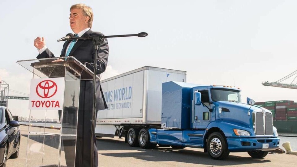 Toyota Motors North America Executive VP of Sales, Bob Carter, talte ved lanseringen av trekkvognen i havna i Los Angeles.