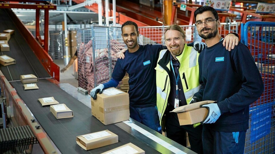 PostNord er kåret til Årets Samarbeidspartner 2016 av Flyktningehjelpen. Fra ventre: Abdullahi Amarre, Frank Almaas og Saleh Hammoud Naief.