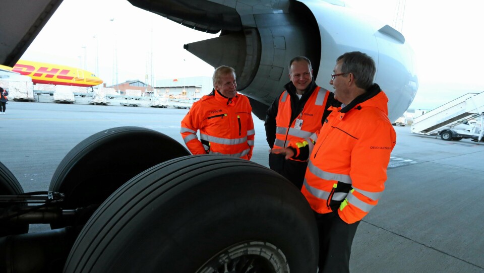 Konsernsjef i Avinor, Dag Falk-Petersen og flyplassdirektør Øyvind Hasaas ved Avinor Oslo Lufthavn forteller samferdselsminister Ketil Solvik-Olsen om planene for et sjømatsenter på Oslo Lufthavn under et møte i 2017. Nå får planene hard kritikk.