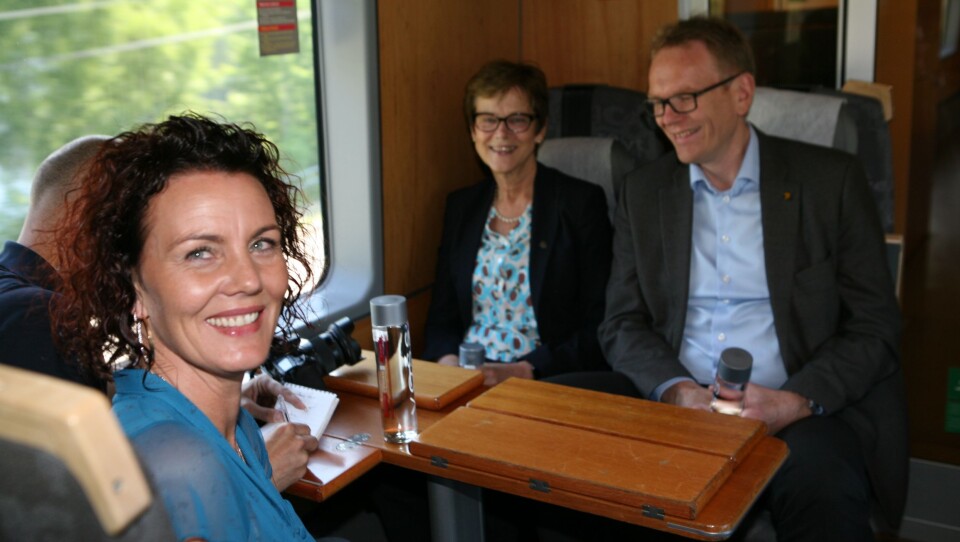 Iveland-ordfører Gro-Anita Mykjåland toger inn i en ny tid. I bakgrunnen jernbanedirektør Elisabeth Enger og tidligere CargoNet-sjef Arne Fosen, nå leder for NSB Persontog. Foto: Per Dagfinn Wolden