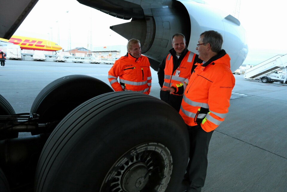 Konsernsjef i Avinor, Dag Falk-Petersen og flyplassdirektør Øyvind Hasaas ved Avinor Oslo lufthavn forteller samferdselsminister Ketil Solvik-Olsen om planene for et sjømatsenter på Oslo lufthavn.