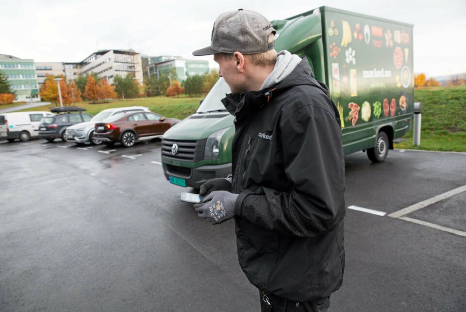 LYSER OPP: Når marked.no-sjåfør Alexander Húngnes trykker på appen lyser Volvoen til Hanne Tønseth opp på parkeringsplassen, og han vet dermed hvor varene skal leveres.