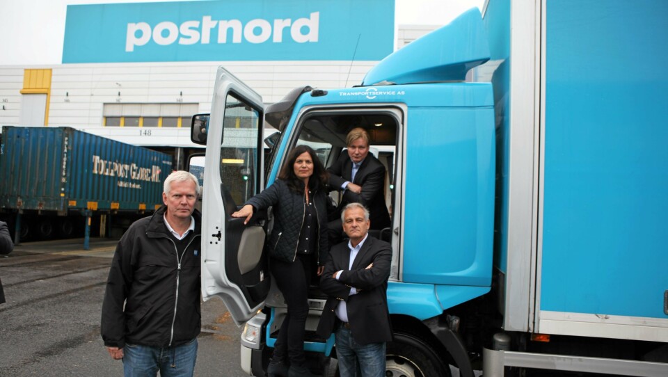 Eieren av denne lastebilen, en Renault Midlum Euro V, får en ekstraregning på tusenvis av kroner for å kjøre i Oslo fra 2017 på grunn av den nye lavutslippssonen i kommunen. Fra venstre: Harry Nilsen (medlem av forbundsstyret i NLF og daglig leder i Sørum Transport), Nina Solli (regiondirektør i NHO Oslo og Akershus) og J. Kristian Bjerke (regionsjef i NLF Region I Oslo/Akershus og Østfold). Bak: Ole Andreas Hagen (Kommunikasjons- og markedsdirektør i Postnord AS).